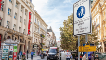 A transhipment point for goods from deliveries to e-bikes will be established in the center of Prague. The city deals with transport companies