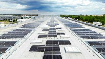 DB Schenker equips the roof of the logistics center in Rudná with photovoltaics