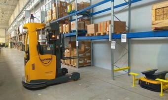 The fulfillment center in Paskov uses turtles, AGVs, automated measurement and pick-by-light