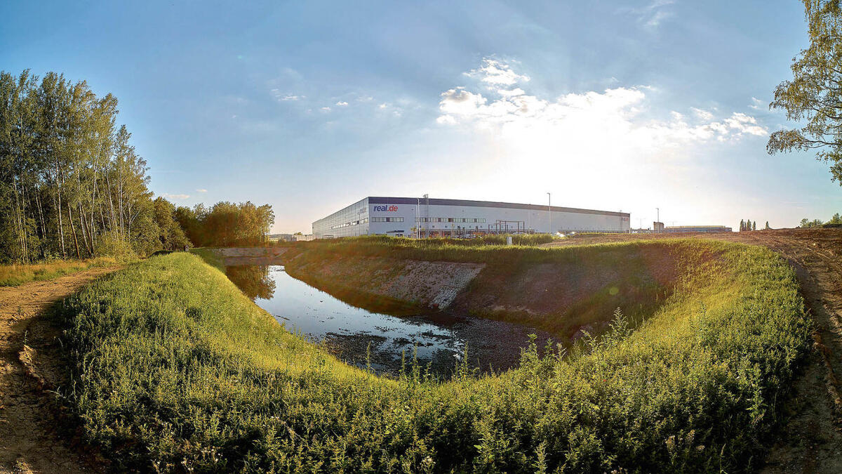 Warehouses versus carbon footprint
